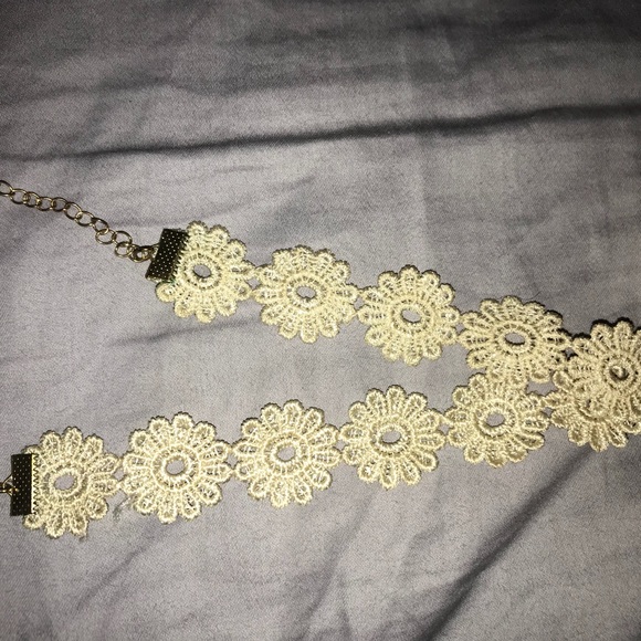 Flower choker - Picture 1 of 1